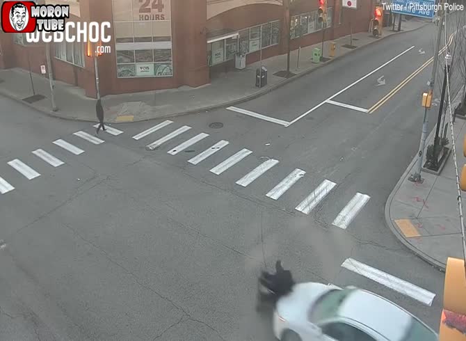 Video :After striking a woman in a wheelchair, a septuagenarian leaves the scene
